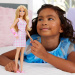 Barbie: Fashionista Prijateljice stilska modna lutka u gipsu u ružičastoj kariranoj haljini – Mattel