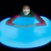 Super Glo Wubble svjetleća mjehurić lopta plave boje 75 cm